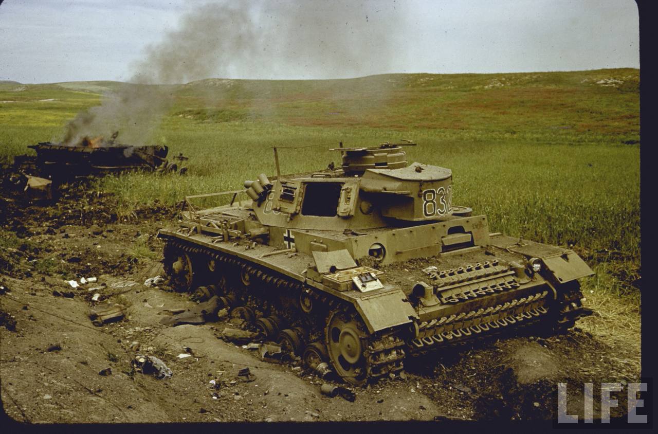 Pz.Kpfw. III Ausf.N (Fgst.Nr.74961)(ex.L) DAK, s.Pz.Abt.501, #832 1943 {001}{a} El Guettar, Tunisia.jpg